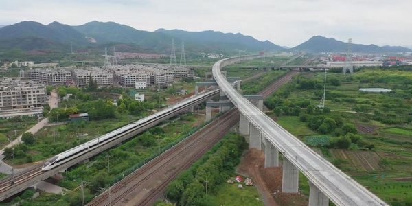 杭温铁路横店特大桥矮塔斜拉桥今日顺利合龙